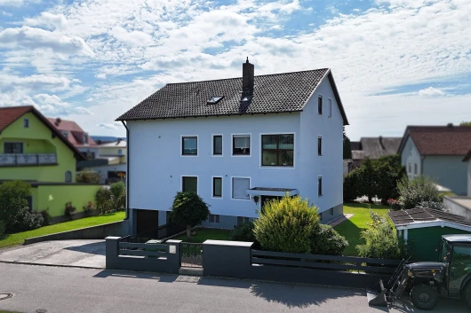 Attraktives Mehrfamilienhaus mit separater Einliegerwohnung und zwei Garagen in Teublitz/Katzdorf